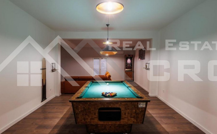 Luxurious villa with a large courtyard in a quiet cove, Rogoznica area, for sale (1)