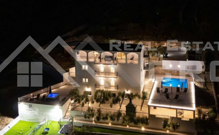 Luxurious villa with a large courtyard in a quiet cove, Rogoznica area, for sale (13)