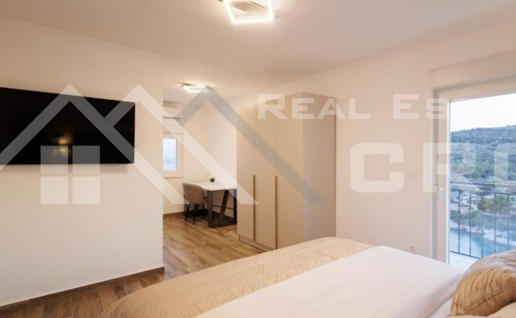 Luxurious villa with a large courtyard in a quiet cove, Rogoznica area, for sale (14)