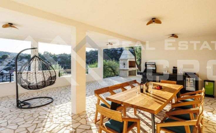 Luxurious villa with a large courtyard in a quiet cove, Rogoznica area, for sale (2)