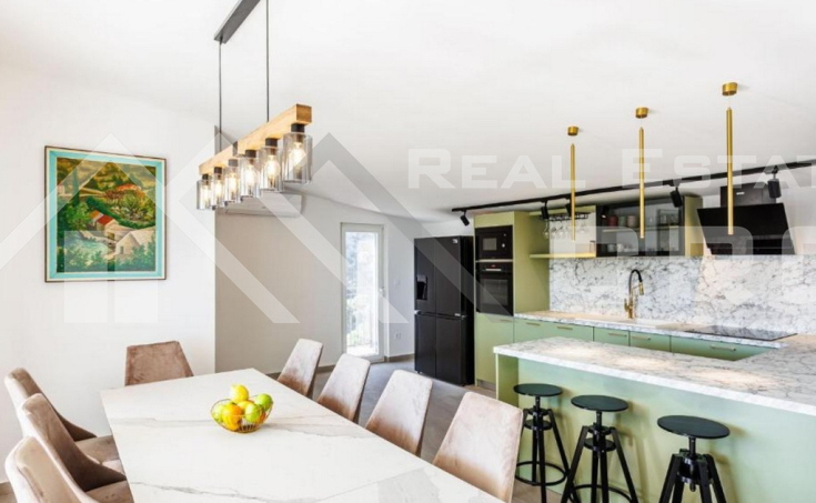 Luxurious villa with a large courtyard in a quiet cove, Rogoznica area, for sale (7)