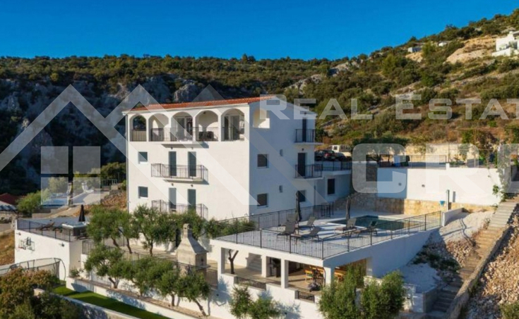 Luxurious villa with a large courtyard in a quiet cove, Rogoznica area, for sale (8)