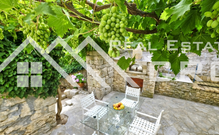 Unique and well-equipped villa with a swimming pool and beautiful sea views, for sale (10)