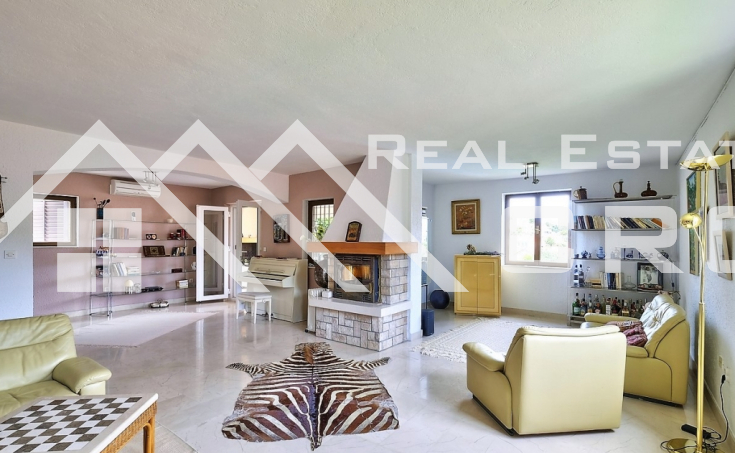 Unique and well-equipped villa with a swimming pool and beautiful sea views, for sale (3)