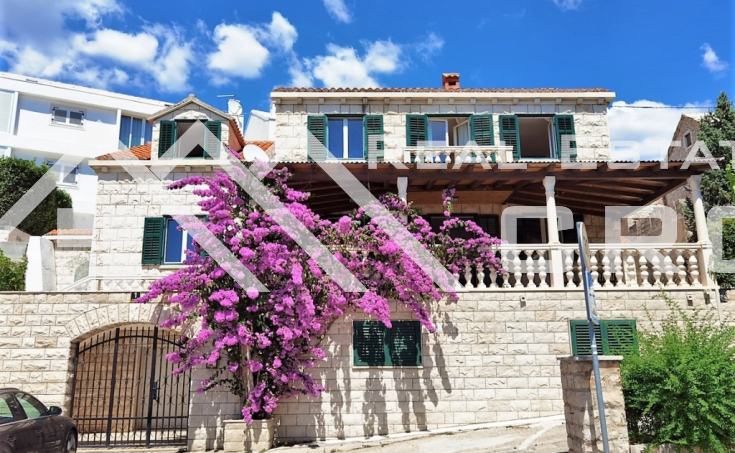 Brac properties - Beautiful stone house with a cultivated garden boasting a beautiful sea view, for sale