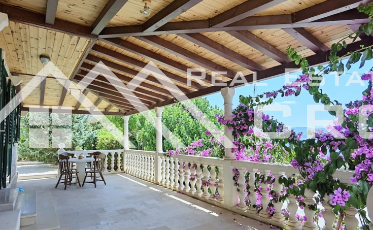 Beautiful stone house with a cultivated garden boasting a beautiful sea view, for sale (13)