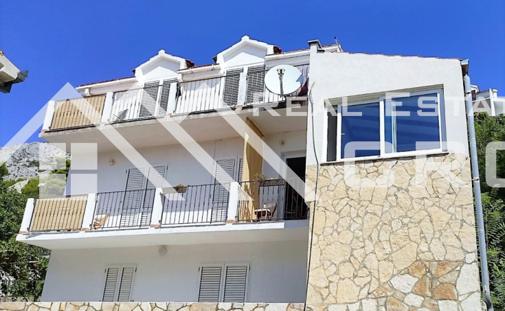 Omis properties - Apartment house with a beautiful garden, near the sea and a beach, Omis riviera, for sale