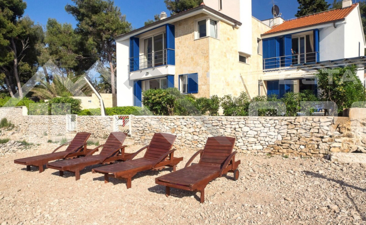 Nekretnine Brač – Dvojni objekt s dvjema vilama i bazenima u prvom redu do mora, na prodaju