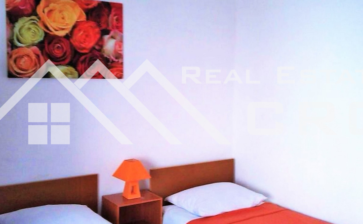 House with two garages in a great location, close to the sea and beach, for sale