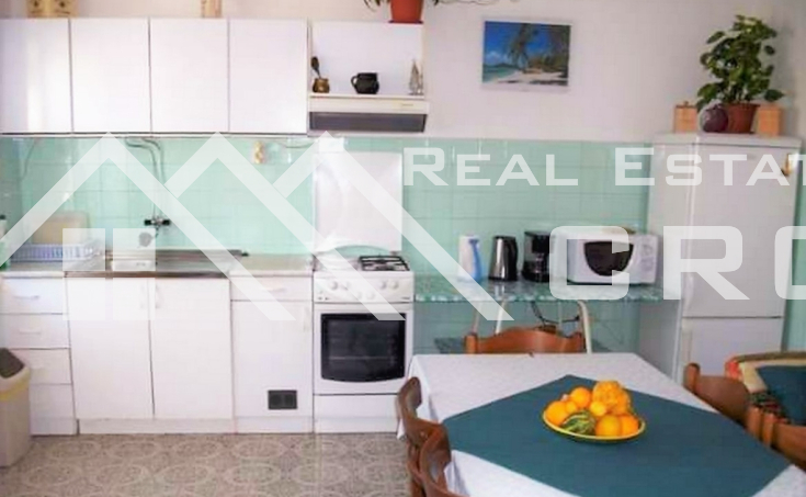 House with two garages in a great location, close to the sea and beach, for sale (1)