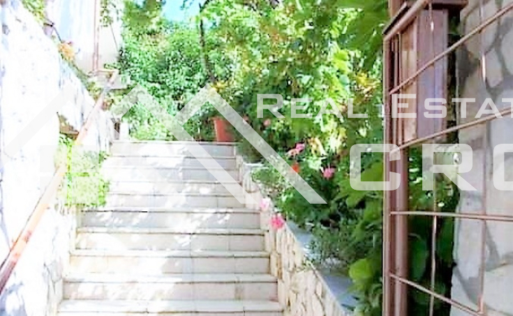 House with two garages in a great location, close to the sea and beach, for sale (6)