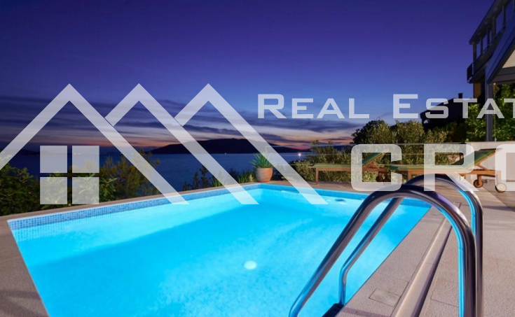 Marvellous fully furnished villa with a swimming pool placed first row to the sea, in a quiet environment, for sal (4)