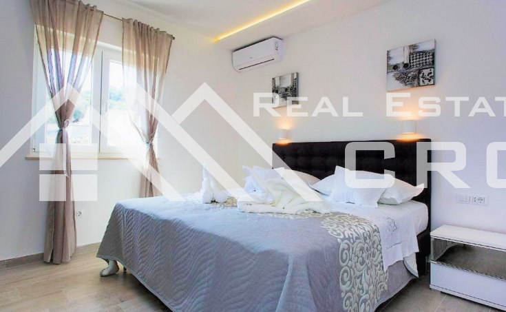 Modernly furnished stone villa with a swimming pool, in a quiet environment, for sale (4)