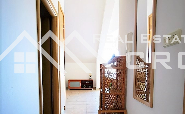 Furnished apartment with a garage offering sea views, placed in a quiet area, for sale (3)