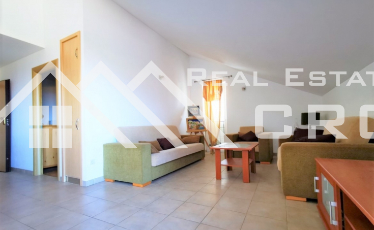 Furnished apartment with a garage offering sea views, placed in a quiet area, for sale (4)