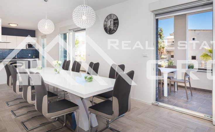 Fully furnished luxury villa with three floors, placed near the sea and a beach, for sale (11)_2_11zon