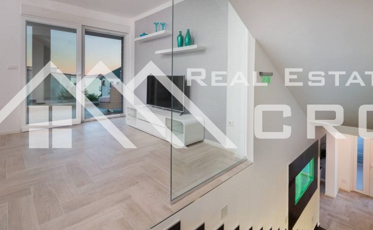 Fully furnished luxury villa with three floors, placed near the sea and a beach, for sale (12)_3_11zon
