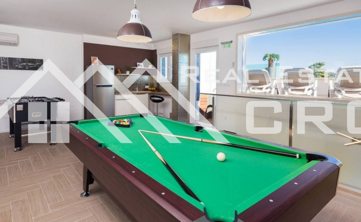 Fully furnished luxury villa with three floors, placed near the sea and a beach, for sale (13)_4_11zon