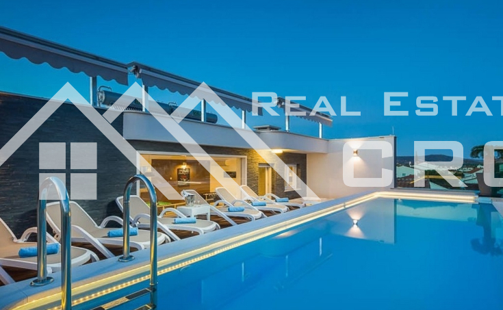 Fully furnished luxury villa with three floors, placed near the sea and a beach, for sale (15)_6_11zon