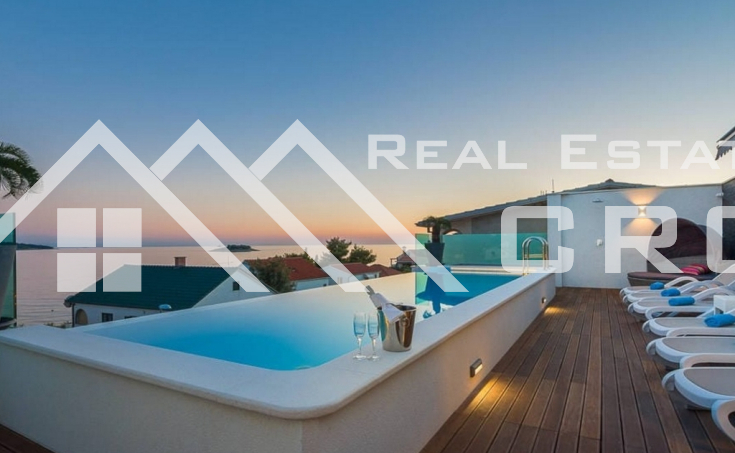 Fully furnished luxury villa with three floors, placed near the sea and a beach, for sale (16)_7_11zon