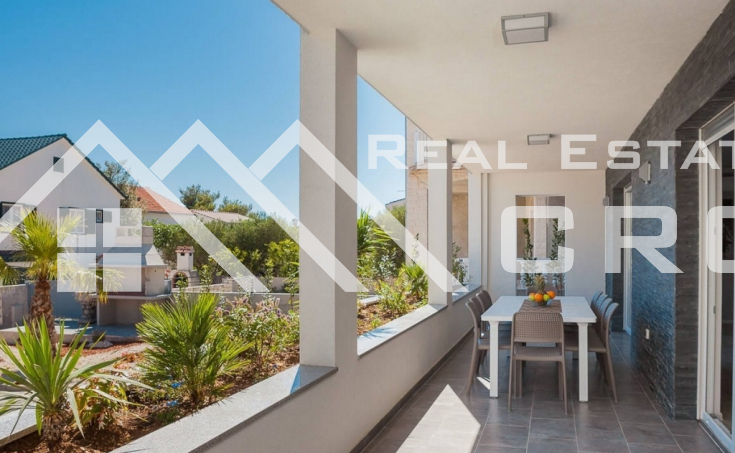 Fully furnished luxury villa with three floors, placed near the sea and a beach, for sale (17)_8_11zon