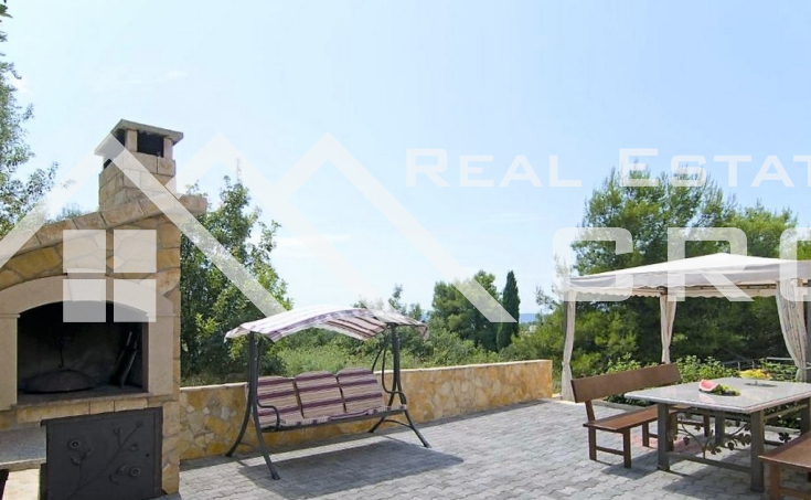 Villa with three spacious, fully furnished apartments and a beautiful courtyard, for s