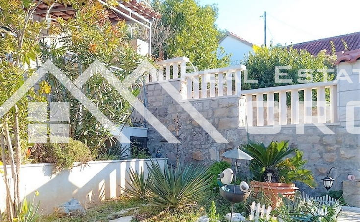 House with a beautiful garden, an auxiliary building and a parking lot, second row to the sea, for sale (1)