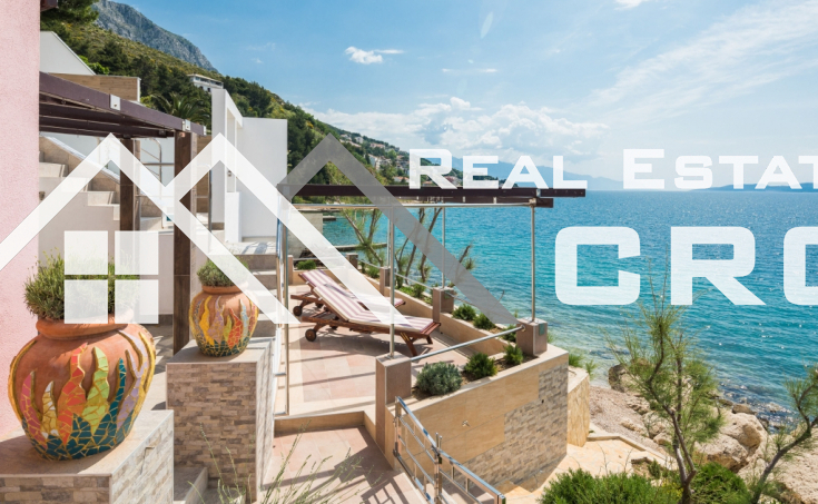 Omis properties - Unique property first row to the sea, with two buildings, a swimming pool and a private parking, Omis area, for sale