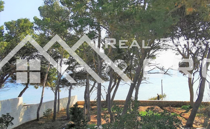 Brac properties - Large building land, in a quiet environment, first row to the sea, for sale