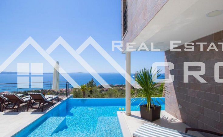 Nekretnine Split - Dvije moderne vile s bazenima, na prostranoj parceli s krasnim pogledom na more, okolica Splita, na prodaju