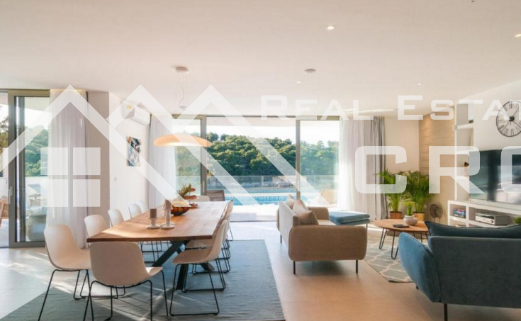 Luxurious villa placed in the first row to the sea, in a quiet bay with a beautiful beach, for sale
