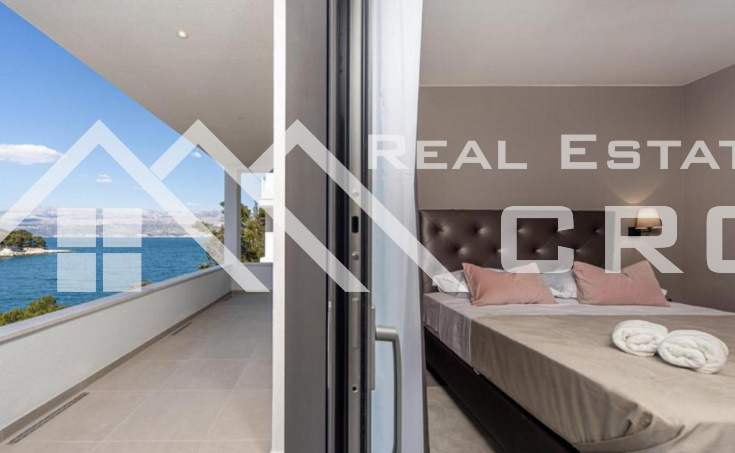 Luxurious villa placed in the first row to the sea, in a quiet bay with a beautiful beach, for sale (6)