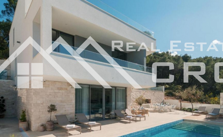 Luxurious villa placed in the first row to the sea, in a quiet bay with a beautiful beach, for sale (7)
