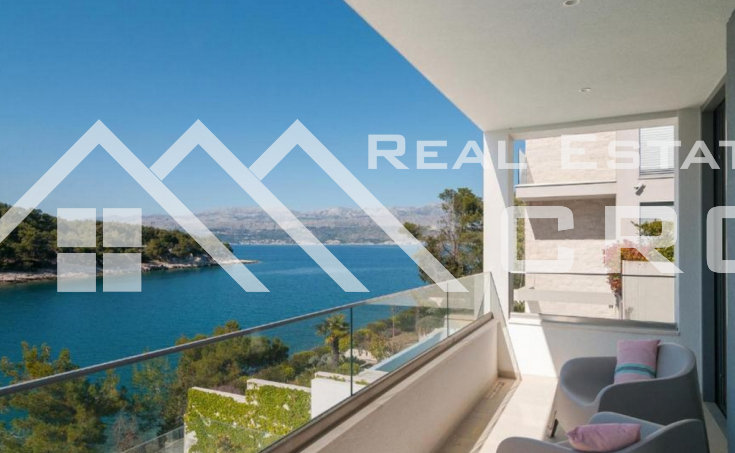 Luxurious villa placed in the first row to the sea, in a quiet bay with a beautiful beach, for sale (9)