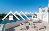 Luxurious villa placed in the first row to the sea, in a quiet bay with a beautiful beach, for sale (3)