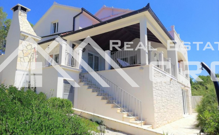 Beautiful, furnished house in a quiet location, first row to the sea, for sale