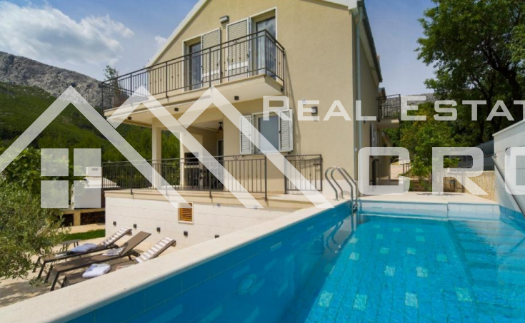 Elegantly furnished villa with two swimming pools, in a quiet environment, near Split, for sale (5)