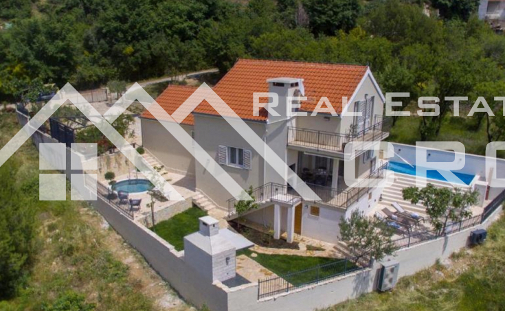 Elegantly furnished villa with two swimming pools, in a quiet environment, near Split, for sale (6)