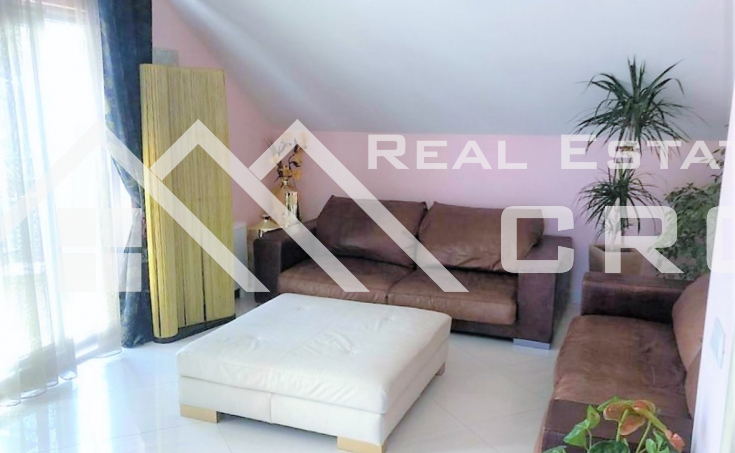 Furnished duplex apartment with a large roof terrace, in an excellent location, for sale