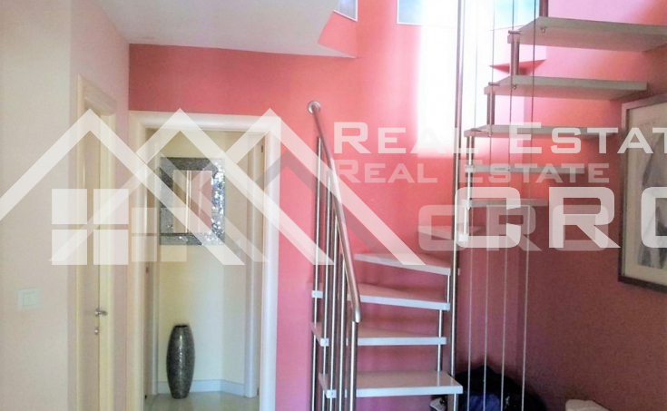 Furnished duplex apartment with a large roof terrace, in an excellent location, for sale (11)