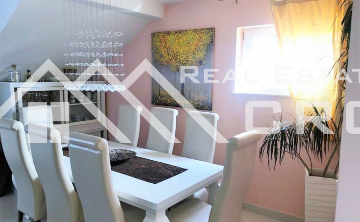 Furnished duplex apartment with a large roof terrace, in an excellent location, for sale (8)