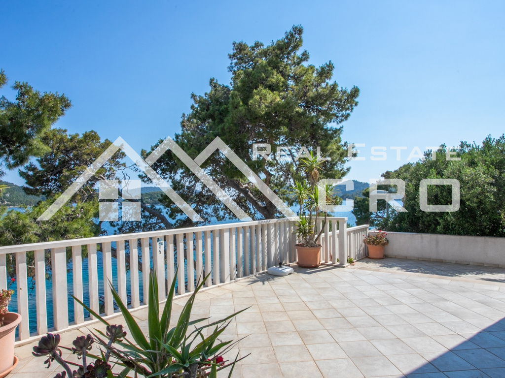 Nekretnine Dubrovnik Apartmanska kuća u mirnom okruženju, prvi red do