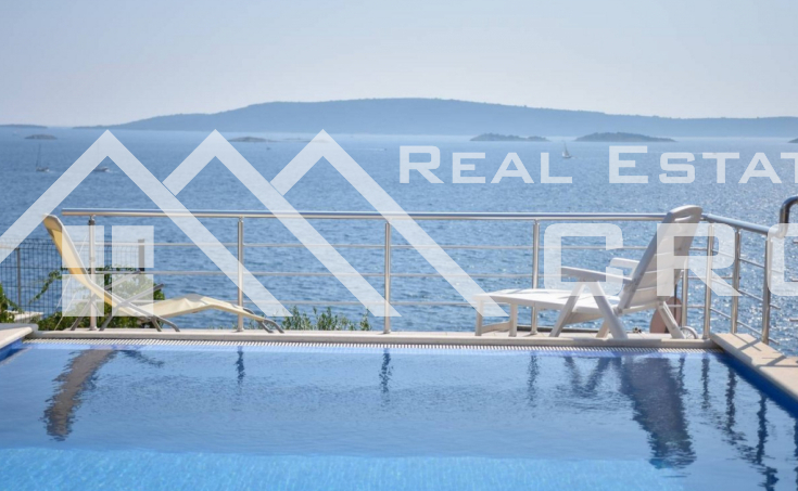 Ciovo Immobilien - Möblierte Villa mit Pool und Nebengebäude in Strandnähe zum Verkauf