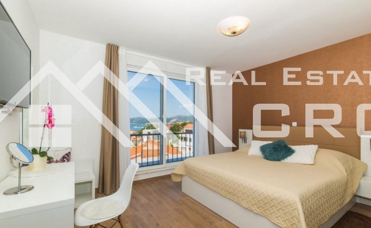 Luxurious three-floor villa with a heated pool, boasting beautiful sea views, for sale