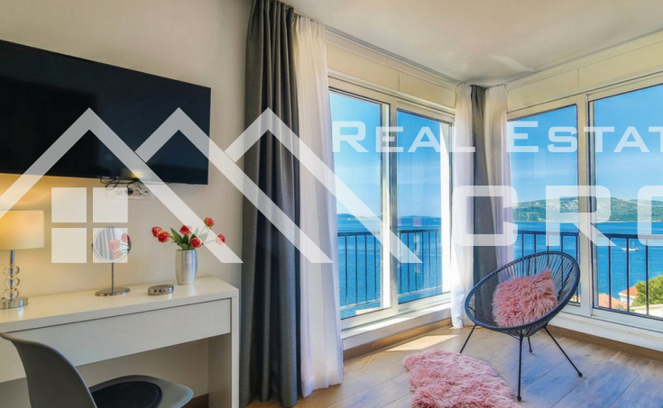 Luxurious three-floor villa with a heated pool, boasting beautiful sea views, for sale (1)