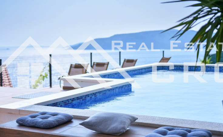 Ciovo properties - Luxurious three-floor villa with a heated pool, boasting beautiful sea views, for sale
