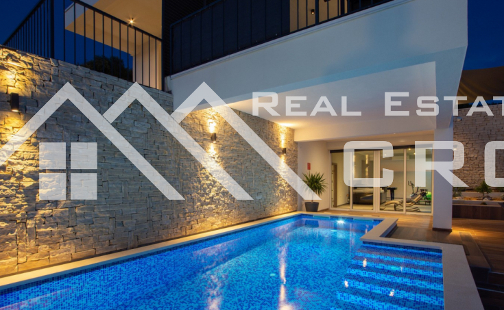 Luxurious three-floor villa with a heated pool, boasting beautiful sea views, for sale (2)