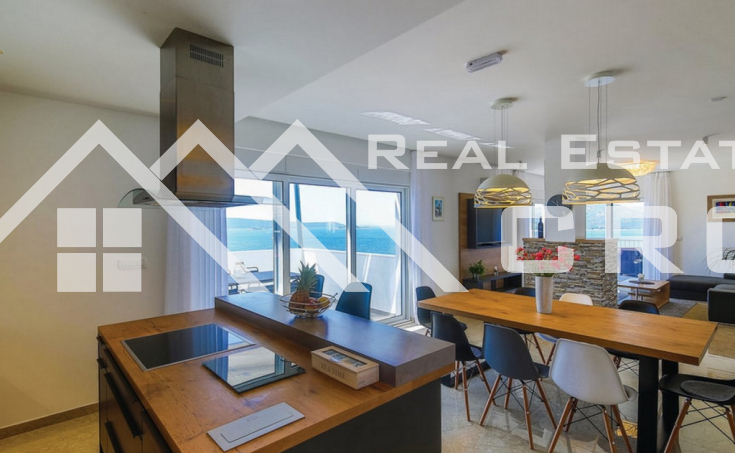 Luxurious three-floor villa with a heated pool, boasting beautiful sea views, for sale (3)