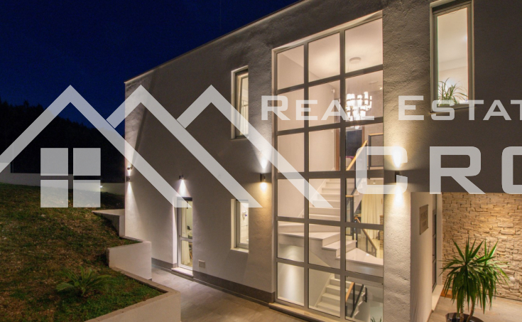 Luxurious three-floor villa with a heated pool, boasting beautiful sea views, for sale (4)