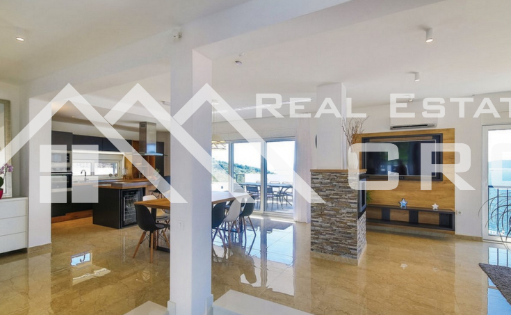 Luxurious three-floor villa with a heated pool, boasting beautiful sea views, for sale (5)